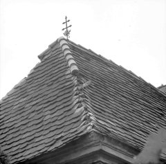 detail poškozené střechy