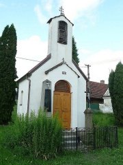 kaple s opravenými dveřmi
