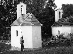 stavba nové kaple, vpravo původní kaple