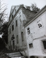 kostel s částí klášterní budovy