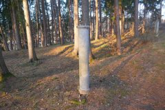sloupek pod zastavení křížové cesty