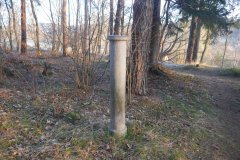 sloupek pod zastavení křížové cesty