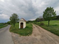 celkový pohled na kapli na křižovatce