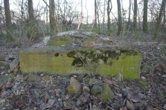 zbytky zdiva na betonovém podstavci kapličky