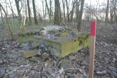 zbytky zdiva na betonovém podstavci kapličky