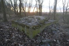 zbytky zdiva na betonovém podstavci kapličky