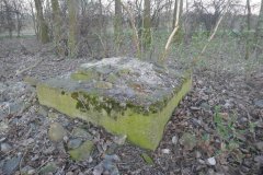 zbytky zdiva na betonovém podstavci kapličky