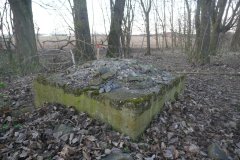 zbytky zdiva na betonovém podstavci kapličky