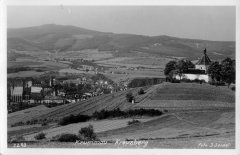 dobová pohlednice poutního místa s kapličkou v popředí