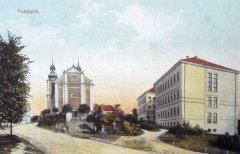 dobová pohlednice města s kostelem
