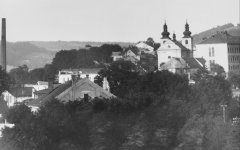 celkový pohled na město s kostelem
