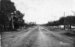 dobová pohlednice vsi s původní dřevěnou zvoničkou