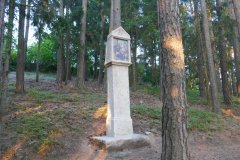 zastavení křížové cesty - pohled zepředu zleva