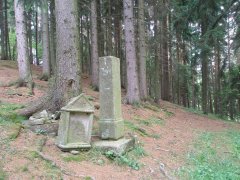 poničené kapličky křížové cesty