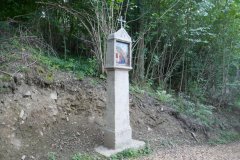 zastavení křížové cesty - pohled zepředu zleva