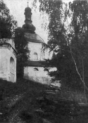 jedna z kaplí křížové cesty (zcela vlevo)