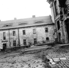 nádvoří před kostelem a klášterem