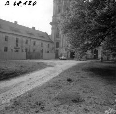 nádvoří před kostelem a klášterem