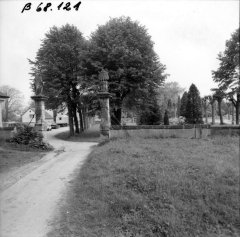 nádvoří před kostelem a klášterem