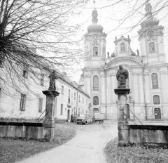 klášterní budova s průčelím kostela