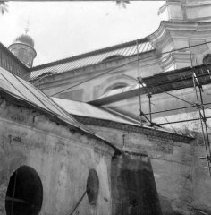 zadní kryté schodiště z klášterních ambitů