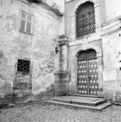 starší foto klášterní budovy a vchodu do kostela