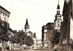 starší foto kostela (vpravo)