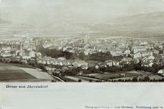starší pohlednice města s kostelem (vpravo)
