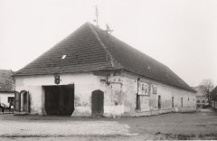 historické foto solnice s kaplí (vlevo v otevřených dveřích)