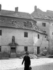 klášter poškozený při bombardování města