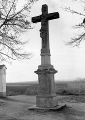 historické foto božích muk (vlevo) a kříže
