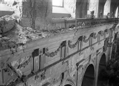 interiér kostela poškozený bombardováním