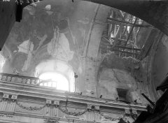 interiér kostela poškozený bombardováním