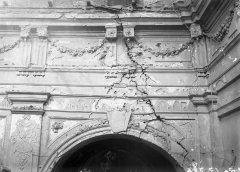 interiér kostela poškozený bombardováním