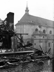kostel poškozený bombardováním