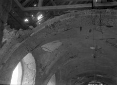 interiér kostela poškozený bombardováním