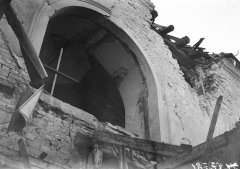 kostel poškozený bombardováním