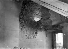 interiér kostela poškozený bombardováním