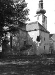 starší foto kostela poškozeného při bojích