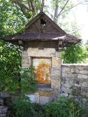 kaplička křížové cesty před opravou