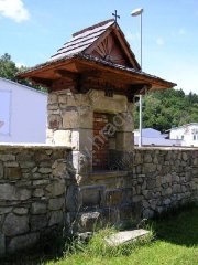 kaplička křížové cesty během opravy