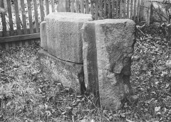 kamenné fragmenty kostela