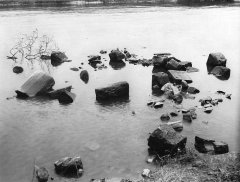 zbytky kostela nalezené v řečišti Moravy