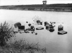 zbytky kostela nalezené v řečišti Moravy