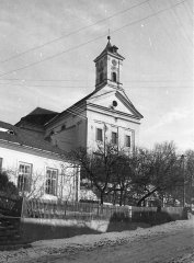 starší foto kostela poškozeného při bojích
