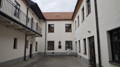 pohled zleva (budova vzadu)