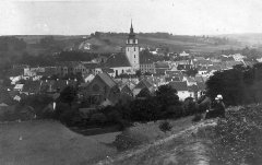 celkový pohled na město se synagogou (vpravo)