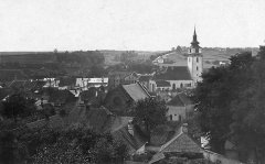 celkový pohled na město se synagogou (vpravo)