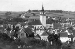 celkový pohled na město se synagogou (vpravo)
