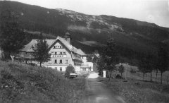 pohled na bývalý hotel s kapličkou